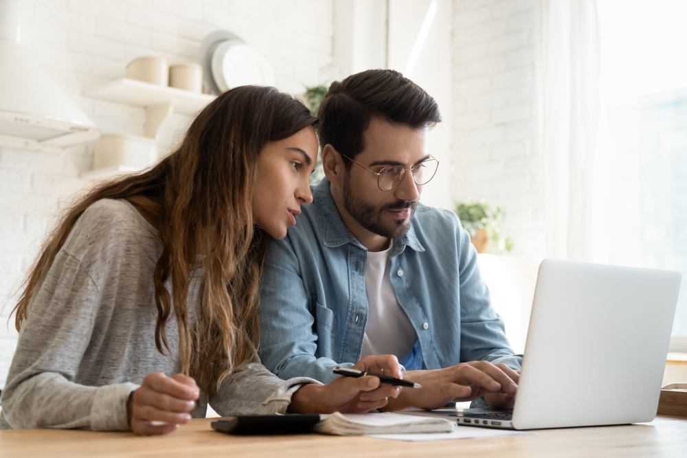 Couple devant un ordinateur - ©fizkes - Shutterstock.jpg