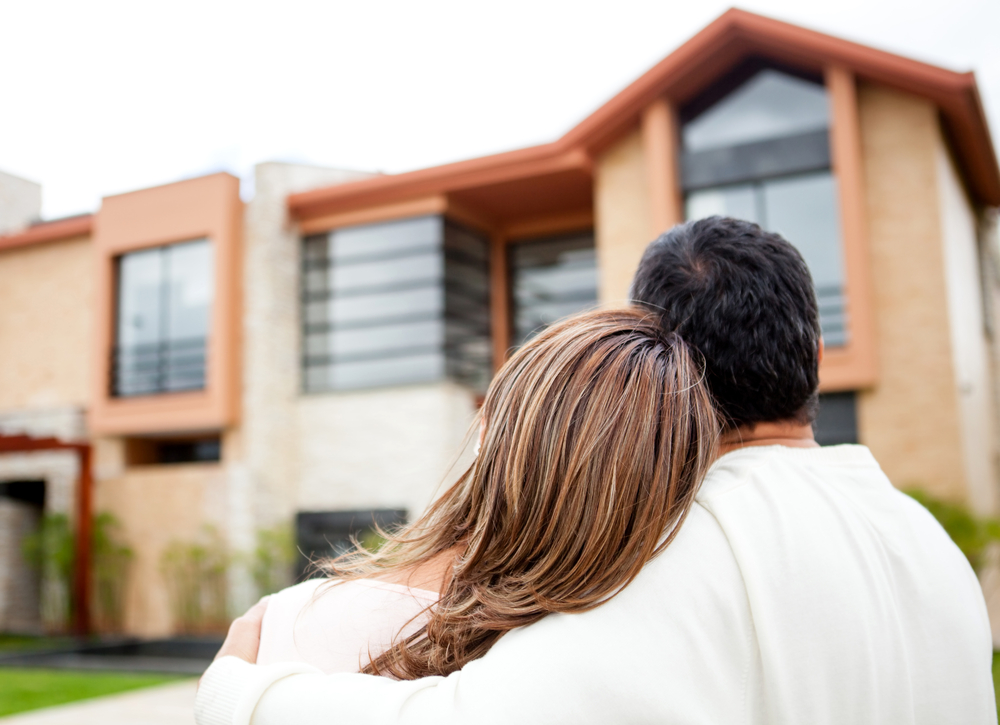 Couple devant sa nouvelle maison - ©ESB Professional - Shutterstock.jpg